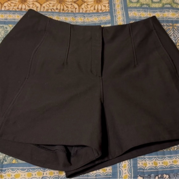 lululemon athletica Pants - Lululemon Utilitech relaxed fit hr shorts, blk, sz 4, NWOT.